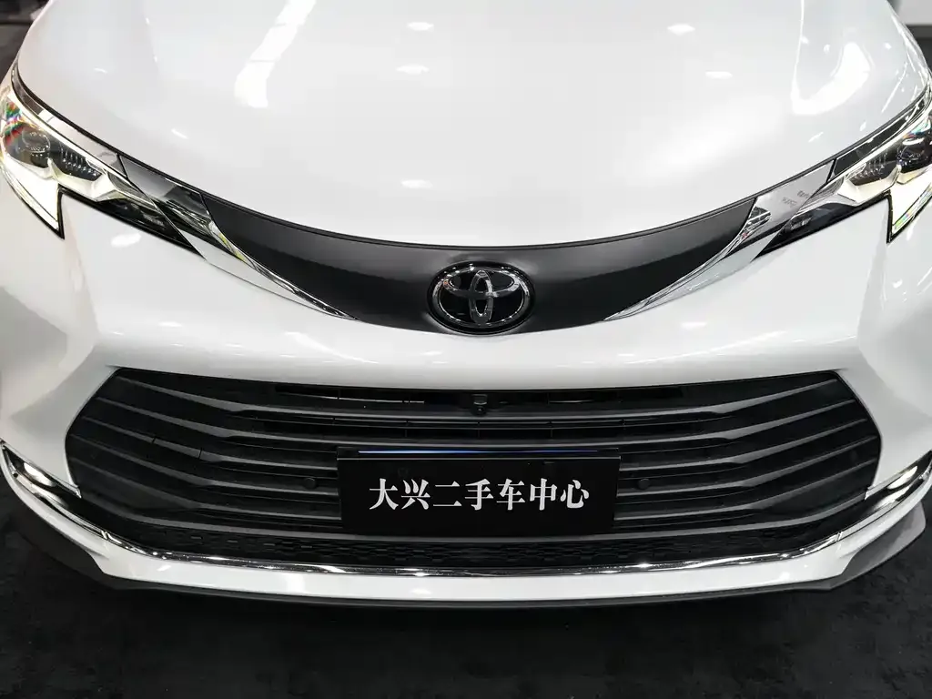 Toyota Sienna — фото 3
