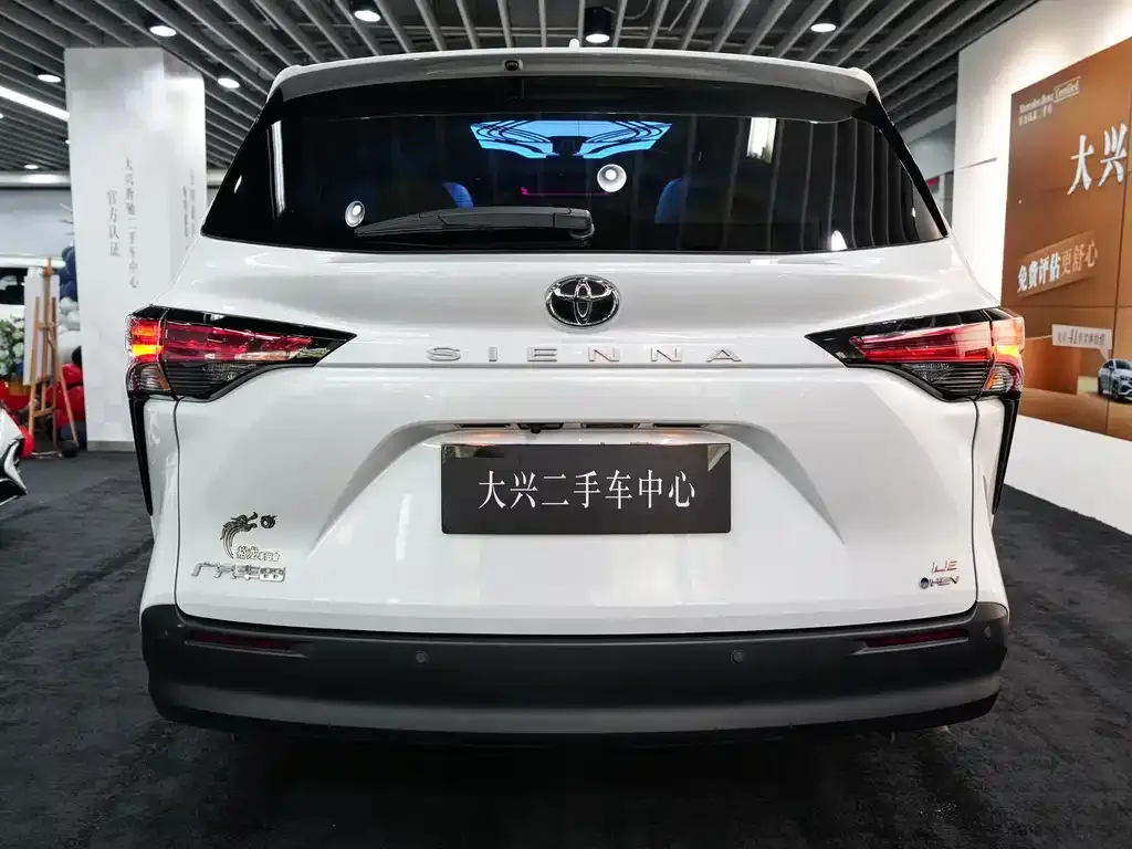 Toyota Sienna — фото 10