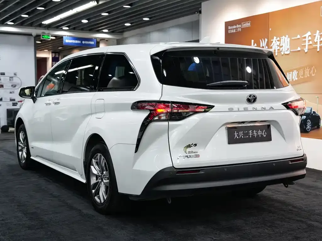 Toyota Sienna — фото 5