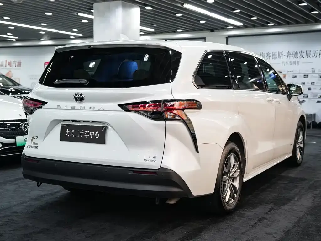 Toyota Sienna — фото 6