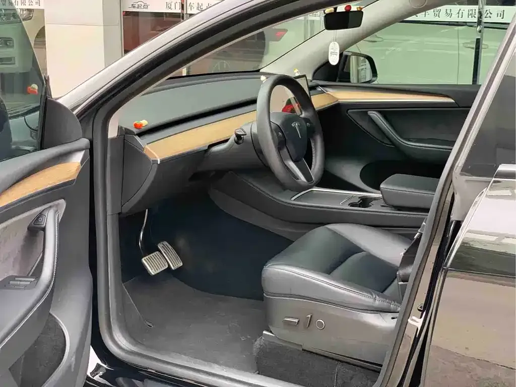 Tesla Model Y — фото 9