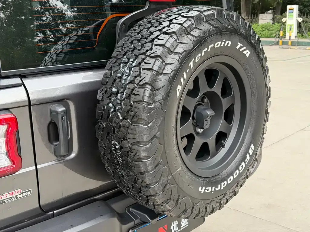 Jeep Wrangler — фото 8