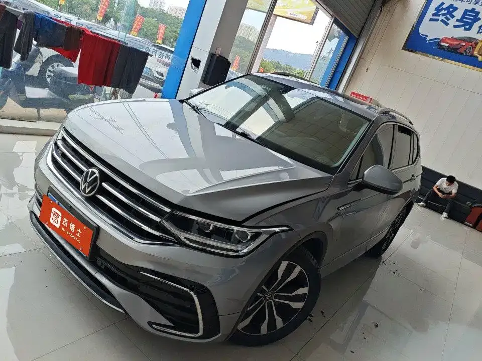 Volkswagen Tiguan L — фото 1