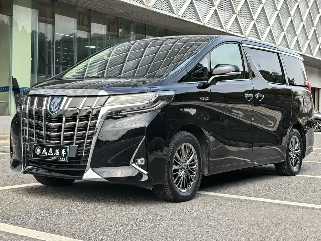 Toyota Alphard — фото 1