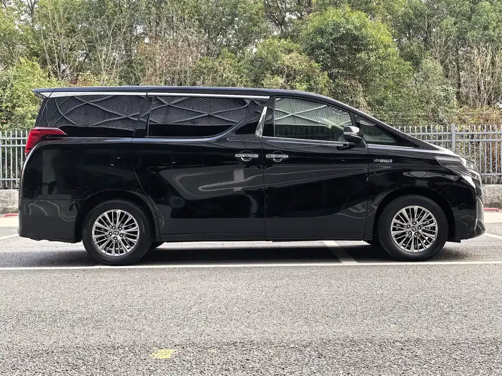 Toyota Alphard — фото 6