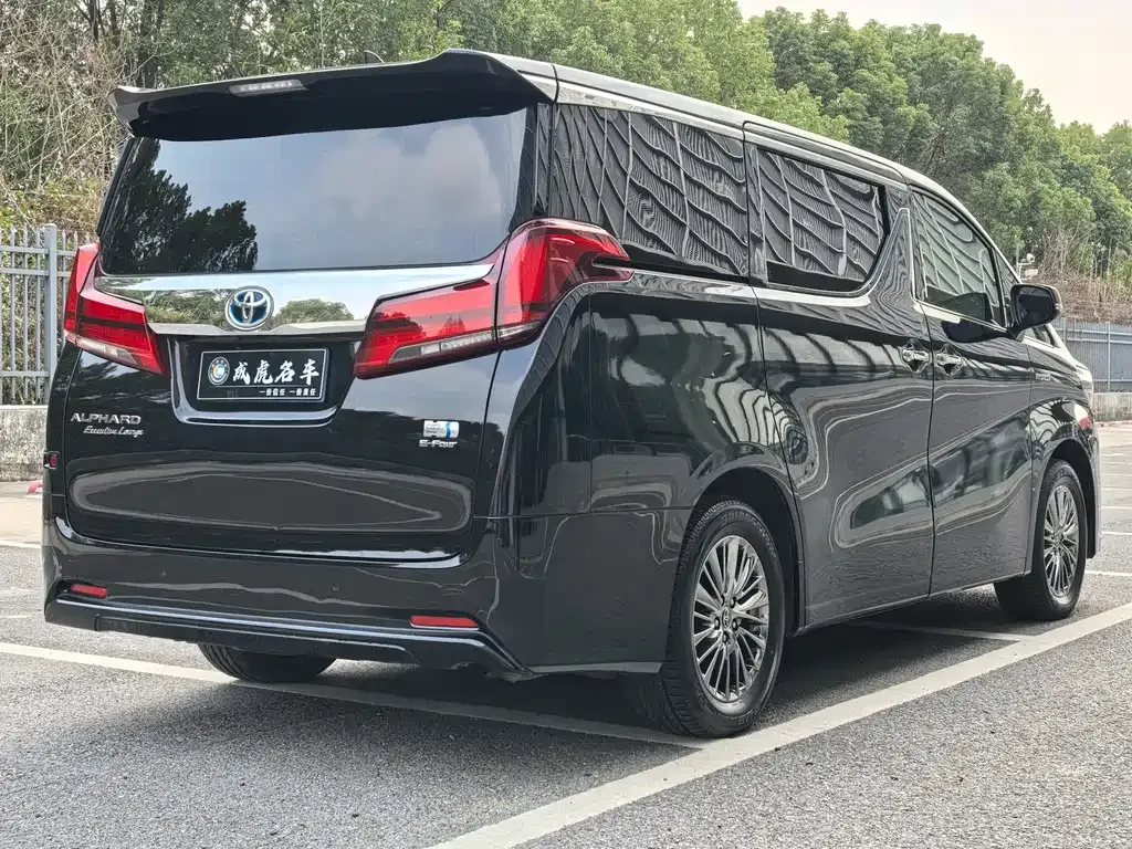 Toyota Alphard — фото 5