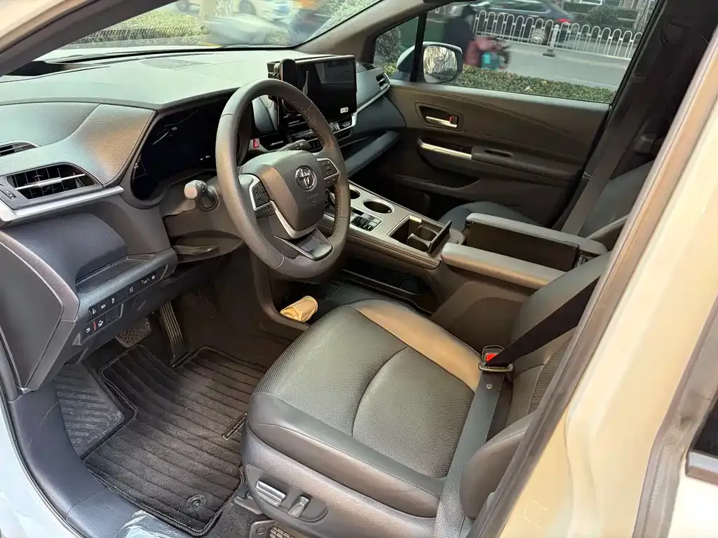 Toyota Granvia — фото 9