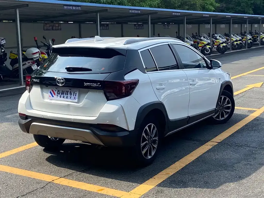 Toyota Yaris L — фото 10
