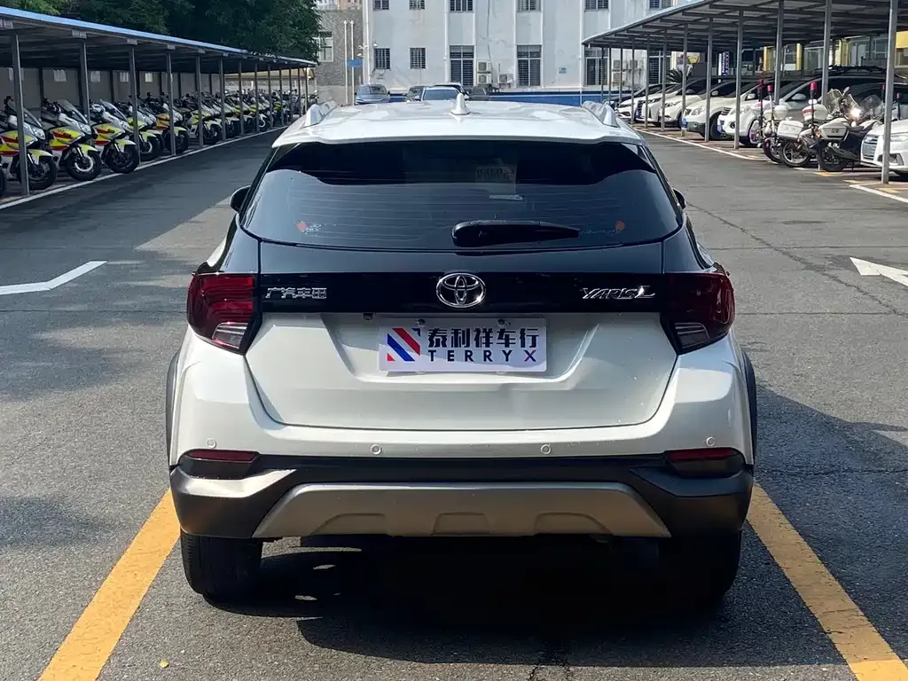 Toyota Yaris L — фото 3