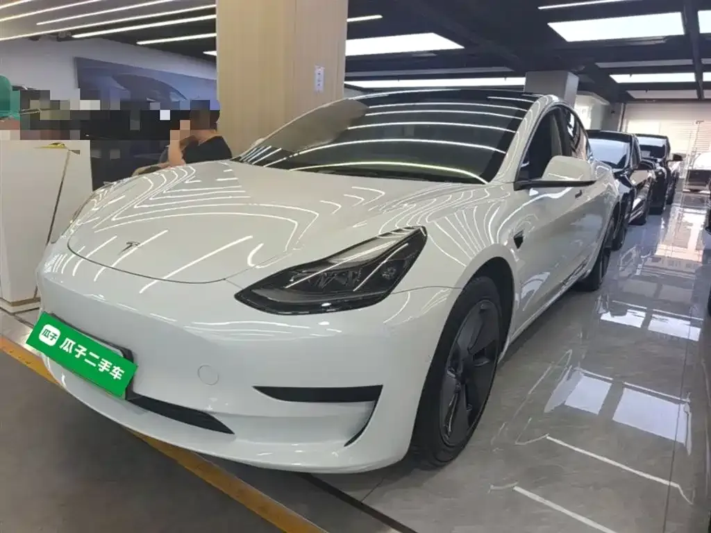Tesla Model 3 — фото 1