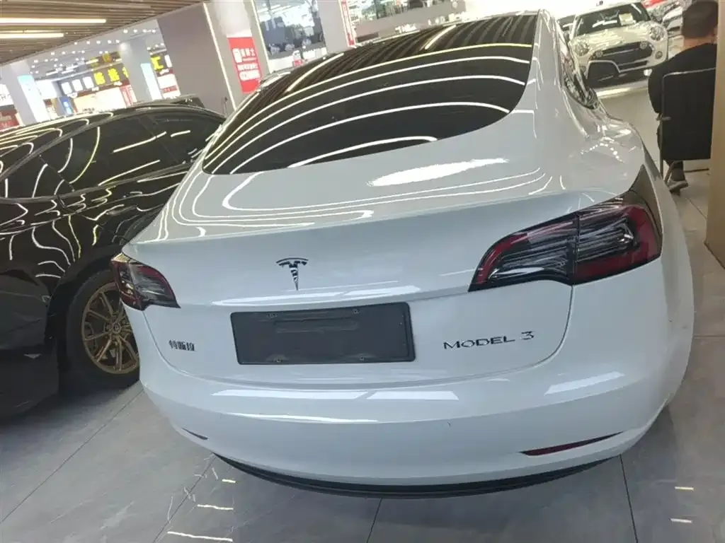 Tesla Model 3 — фото 9