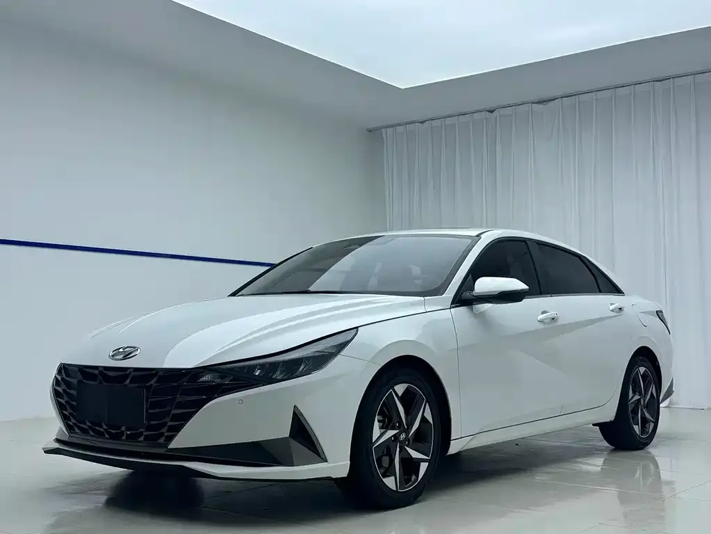 Hyundai Elantra — фото 1