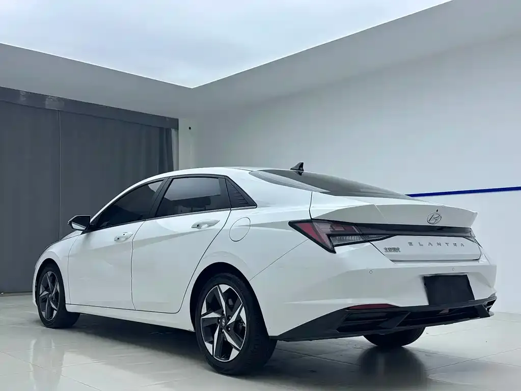 Hyundai Elantra — фото 3