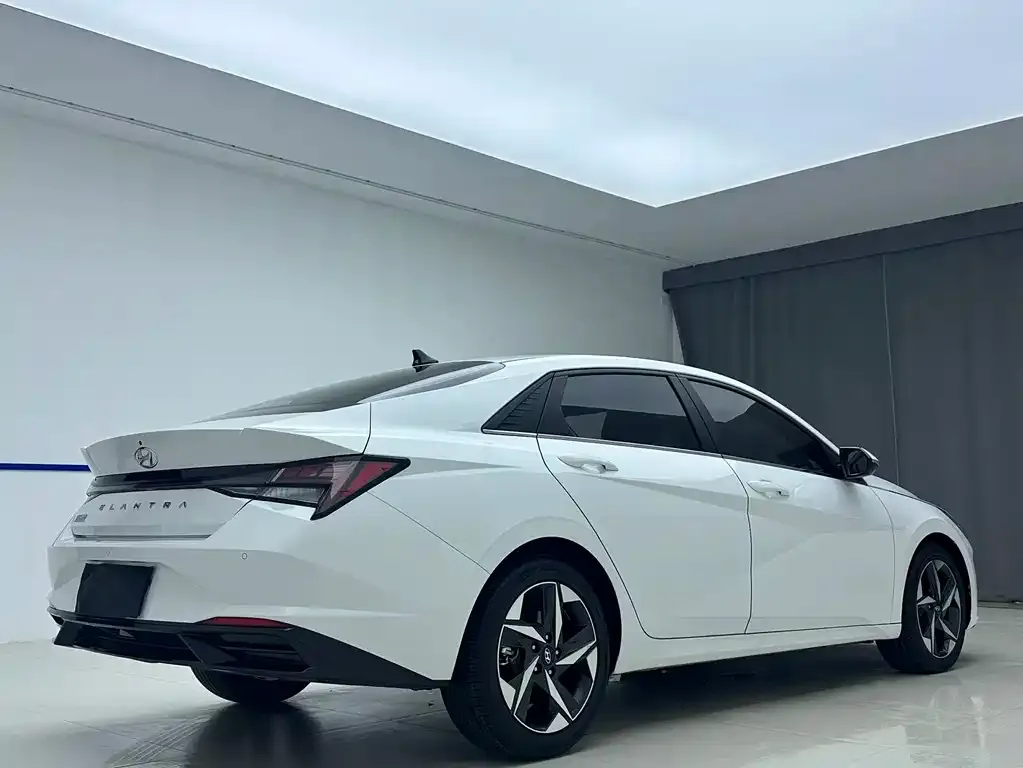 Hyundai Elantra — фото 4