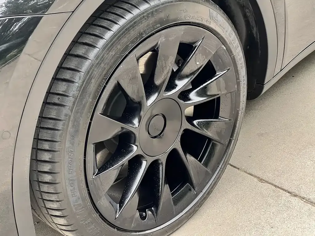 Tesla Model Y — фото 4