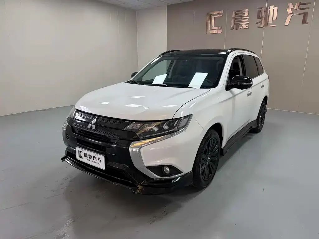 Mitsubishi Outlander — фото 1