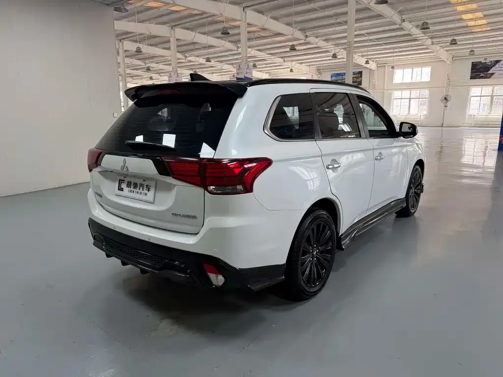 Mitsubishi Outlander — фото 9