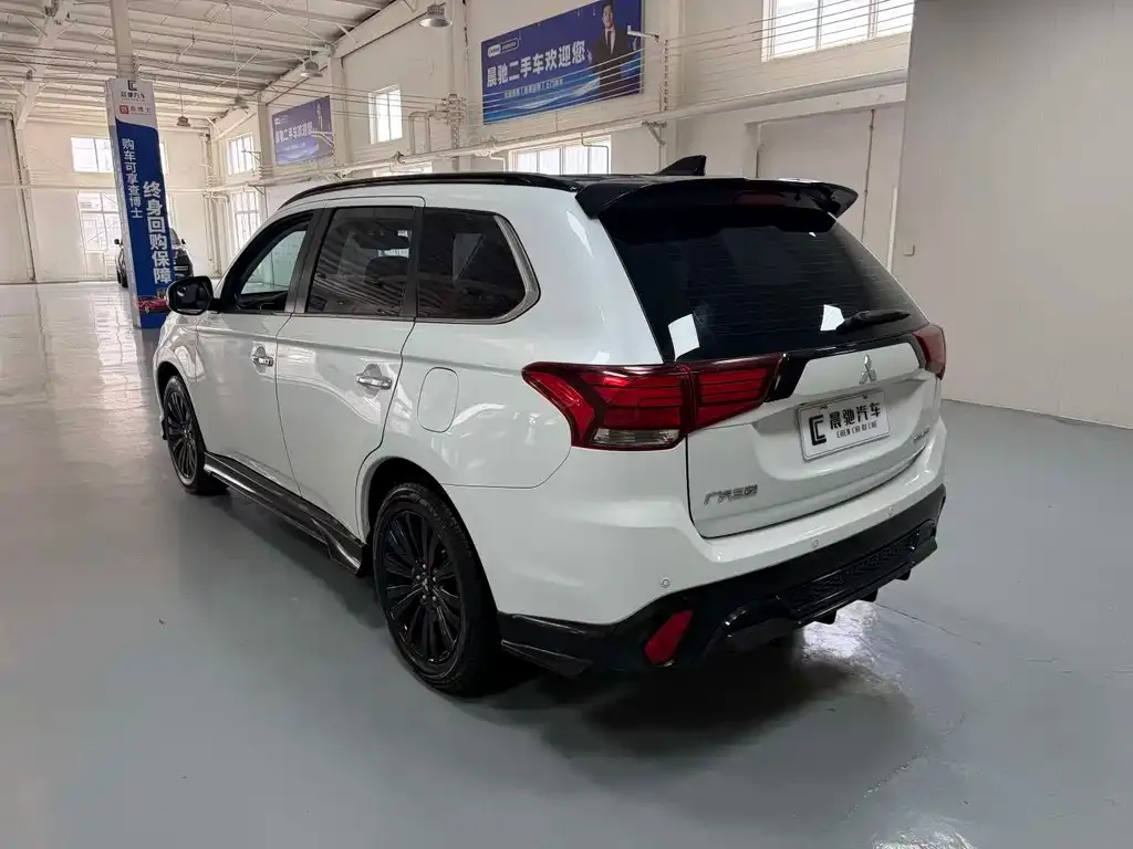 Mitsubishi Outlander — фото 10