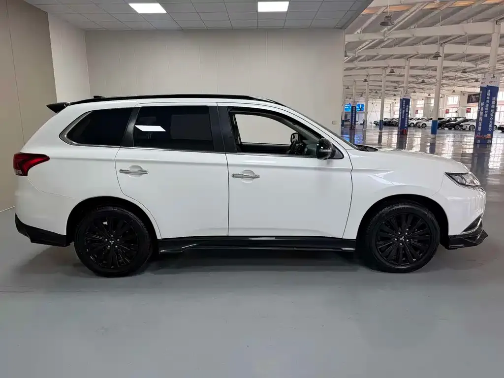 Mitsubishi Outlander — фото 5