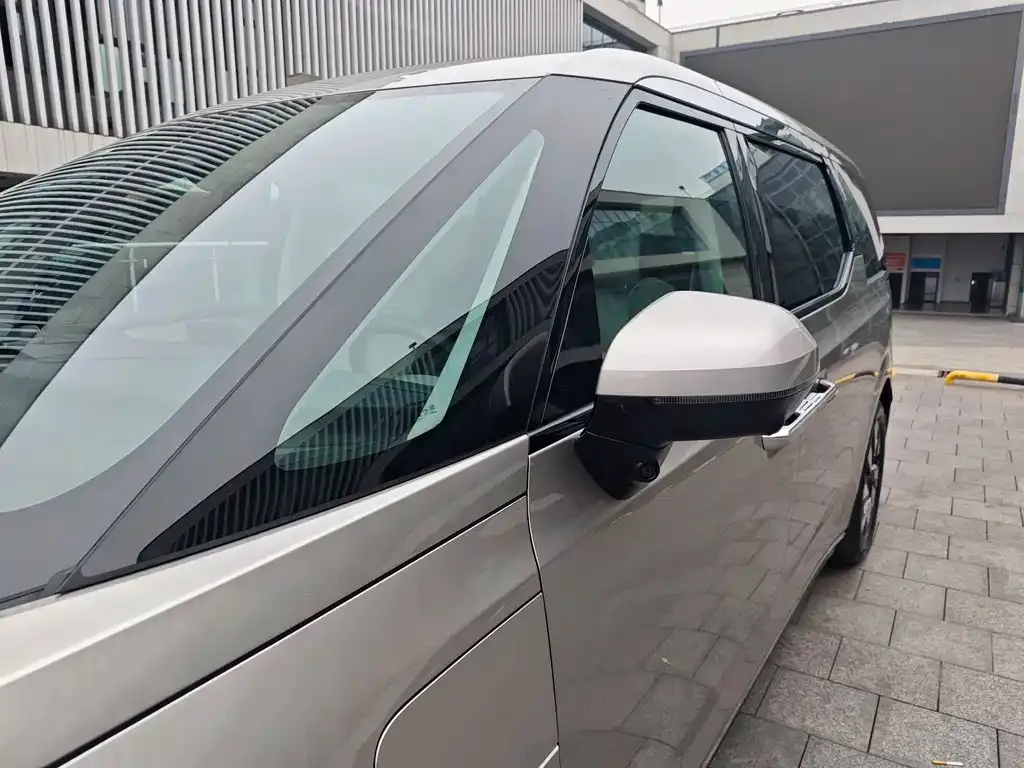 Volvo EM90 — фото 3
