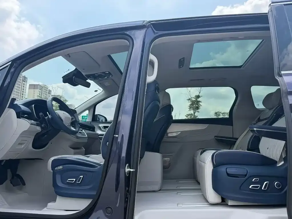 Roewe iMAX8 2023 из CN, фото 2