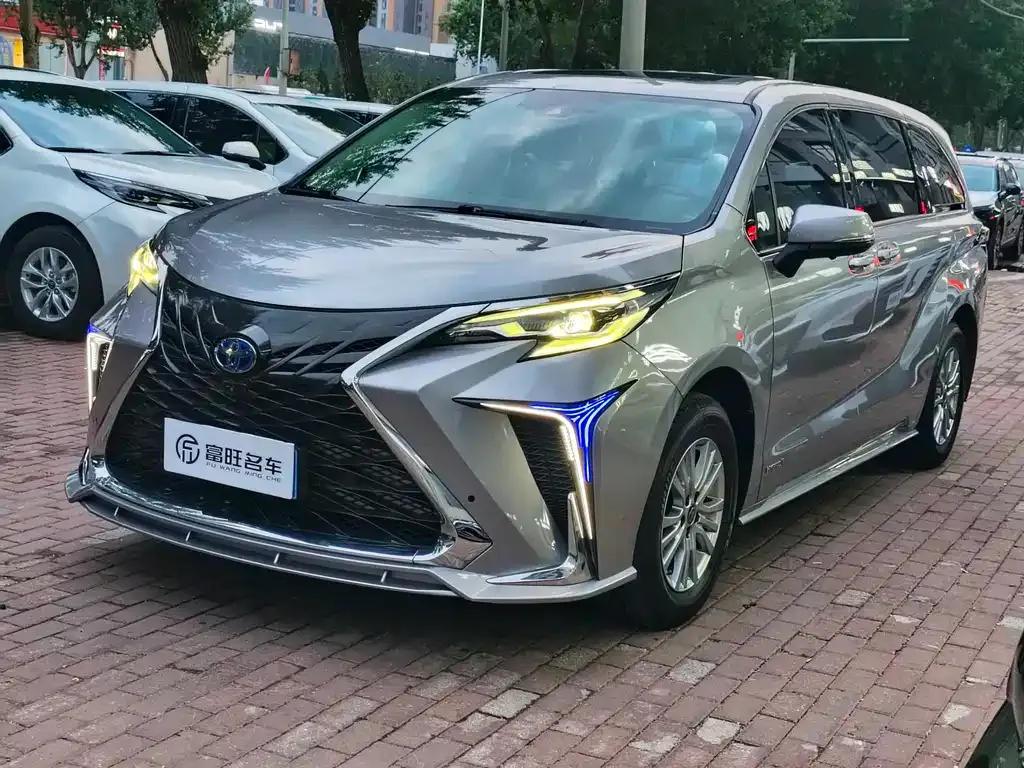 Toyota Sienna — фото 1