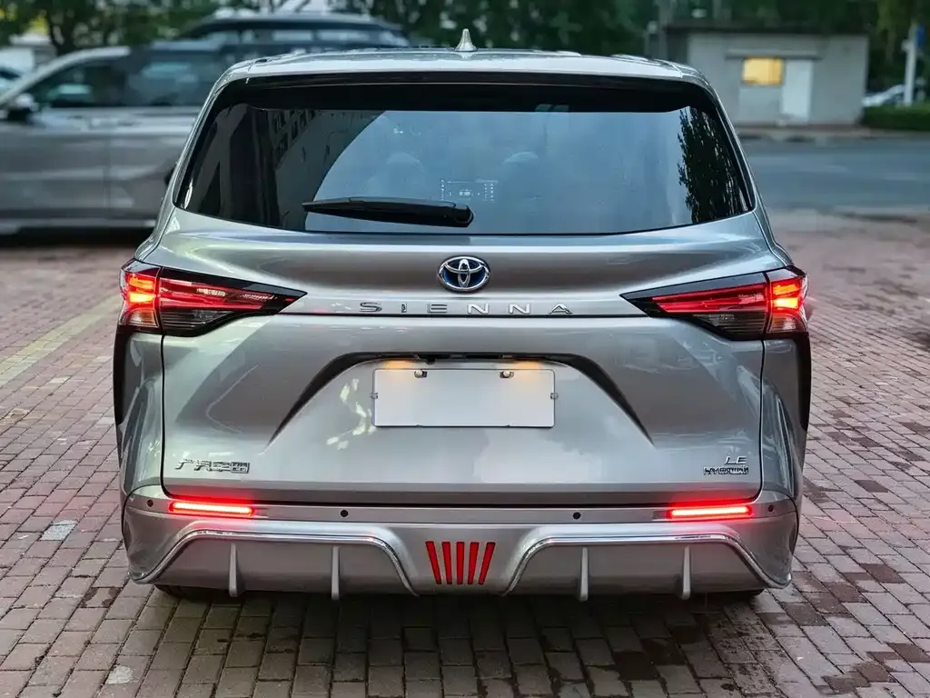 Toyota Sienna — фото 10