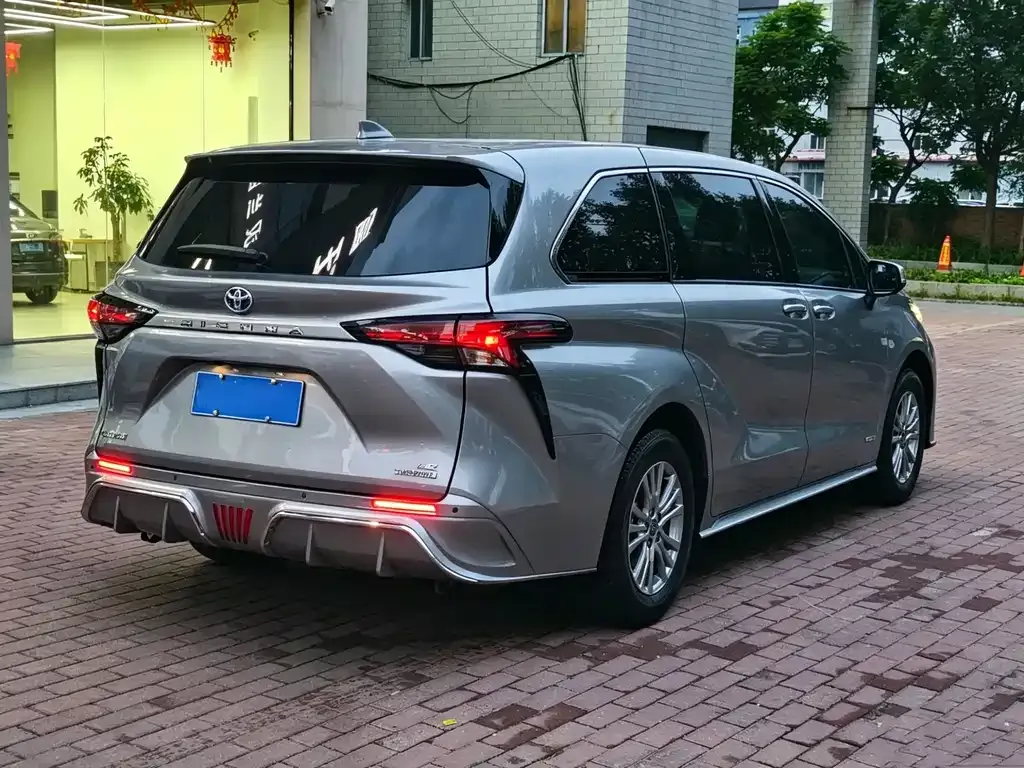 Toyota Sienna — фото 9