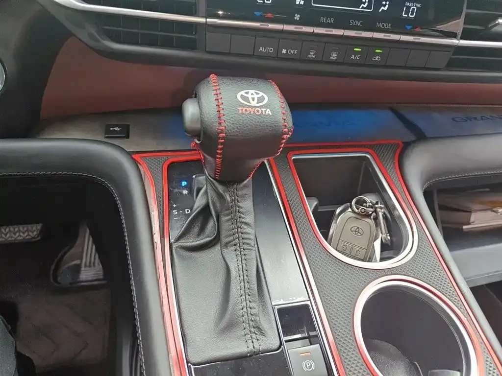 Toyota Granvia — фото 10