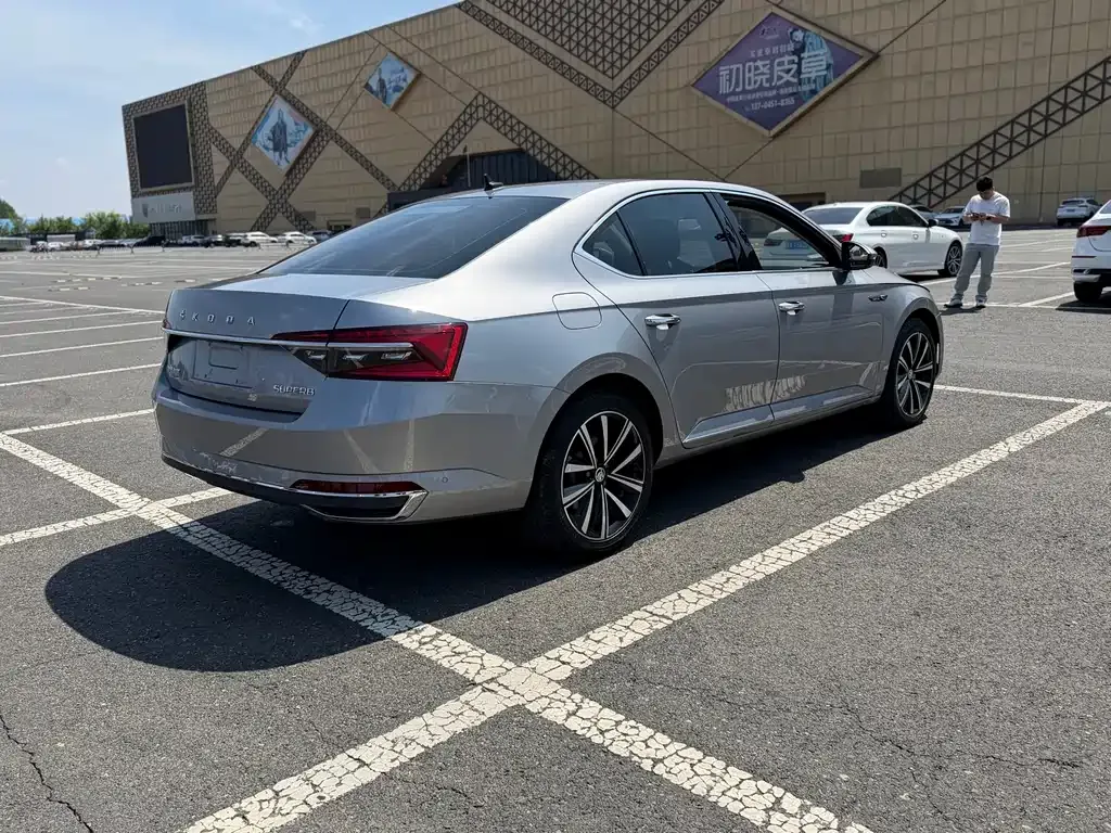 Skoda Superb — фото 10
