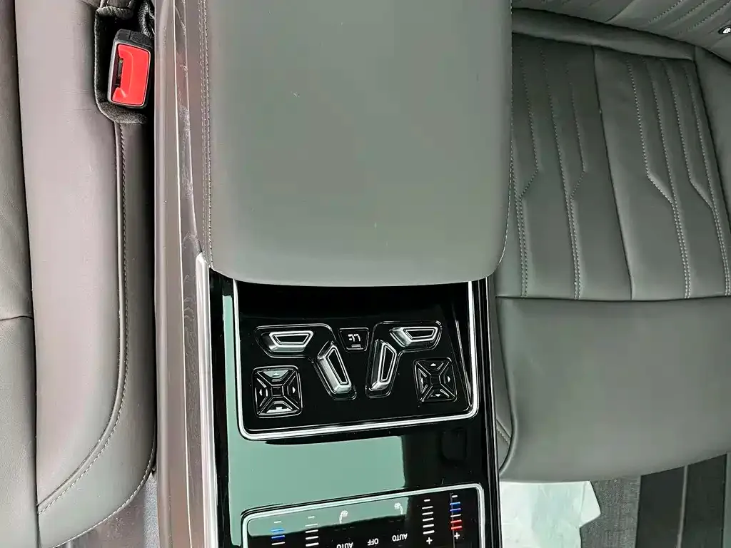 Audi A8 2024 из CN, фото 2