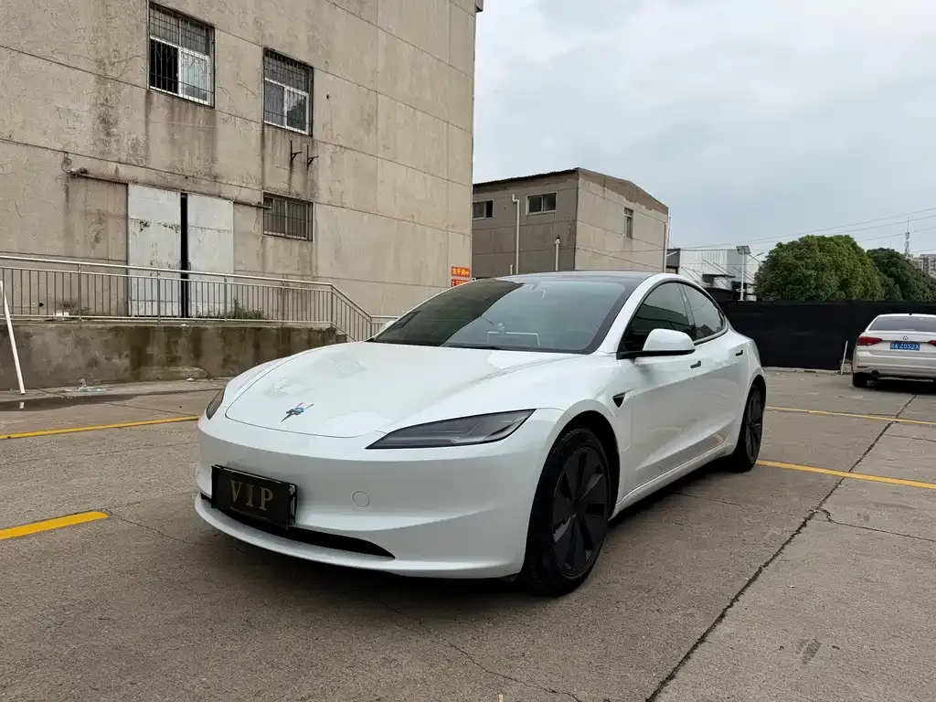 Tesla Model 3 — фото 1