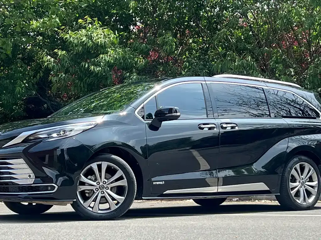 Toyota Sienna — фото 1