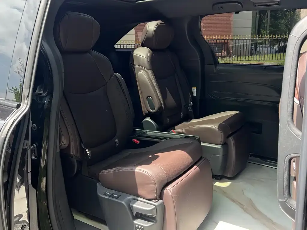 Toyota Sienna — фото 2