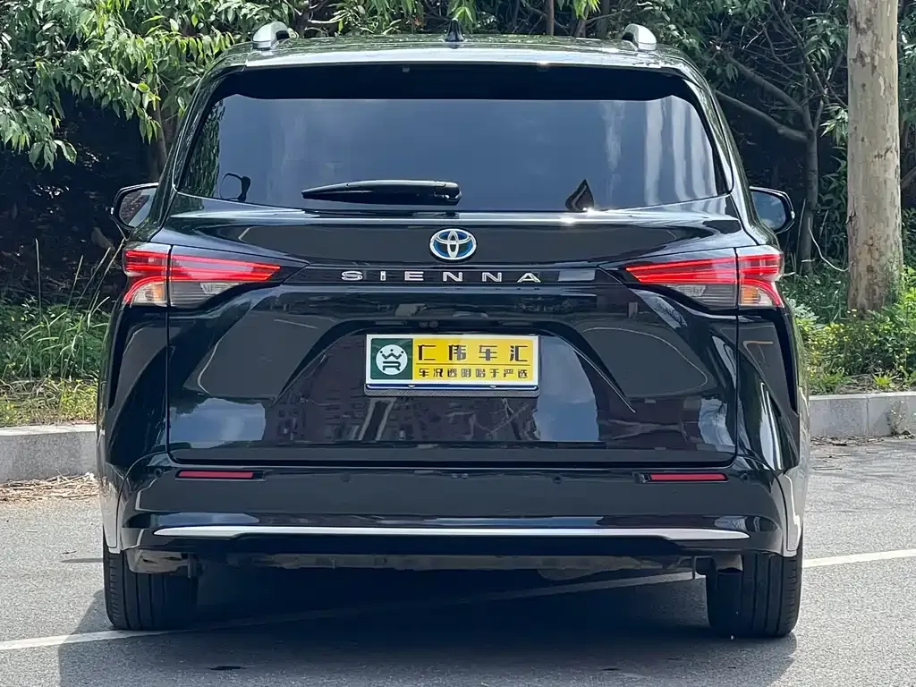 Toyota Sienna — фото 4