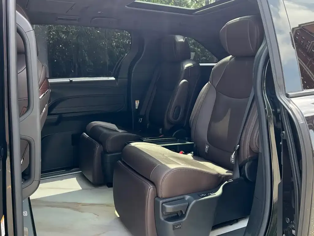 Toyota Sienna — фото 3