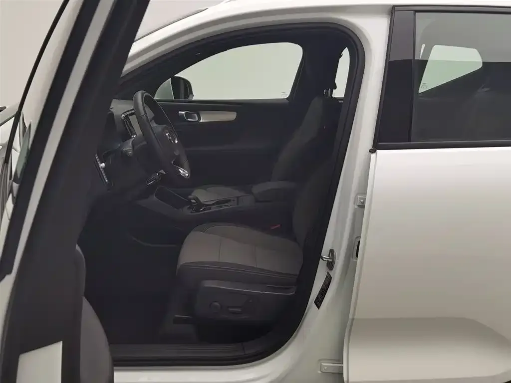 Volvo XC40 2023 из CN, фото 3