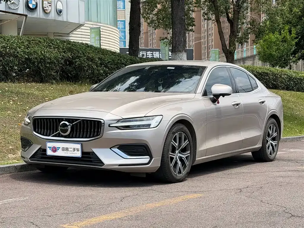 Volvo S60 — фото 1