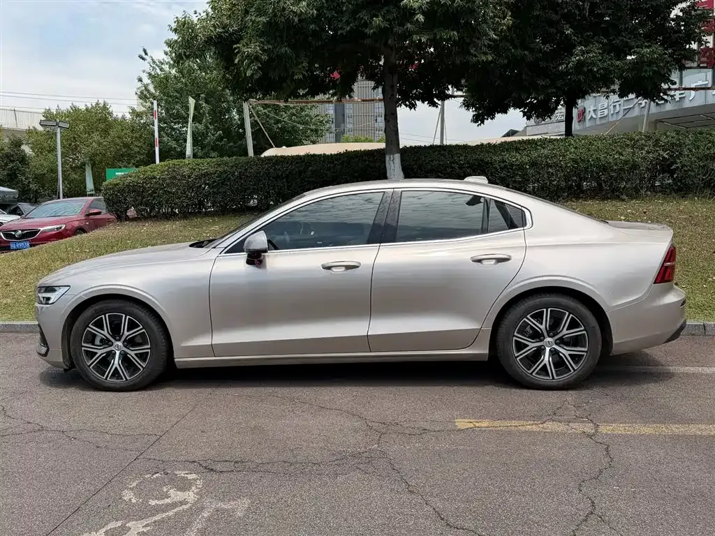 Volvo S60 — фото 10