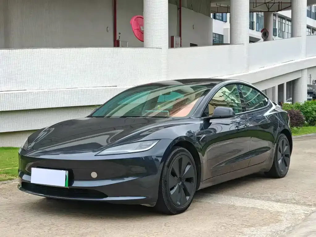 Tesla Model 3 — фото 1