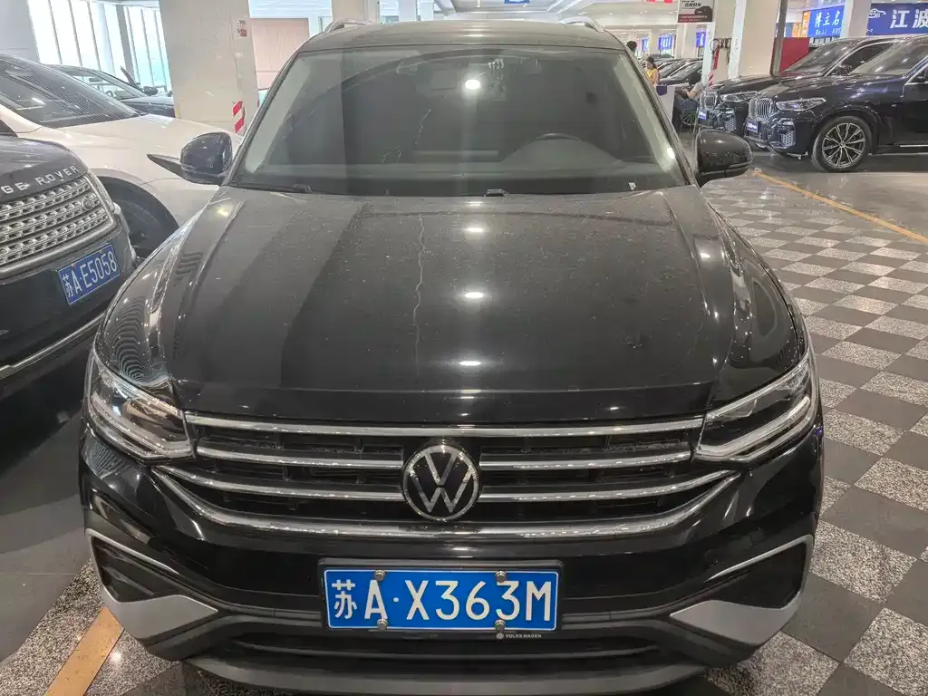 Volkswagen Tiguan L — фото 1