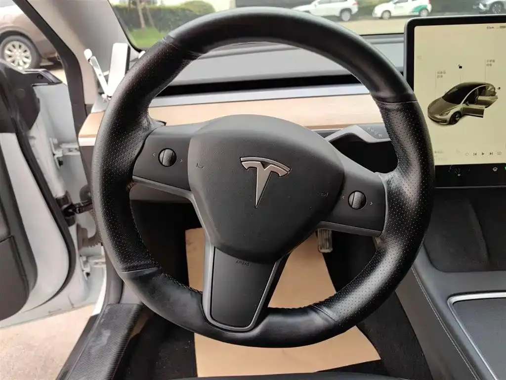 Tesla Model 3 — фото 7