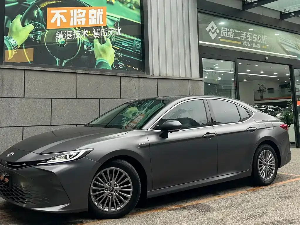 Toyota Camry — фото 1