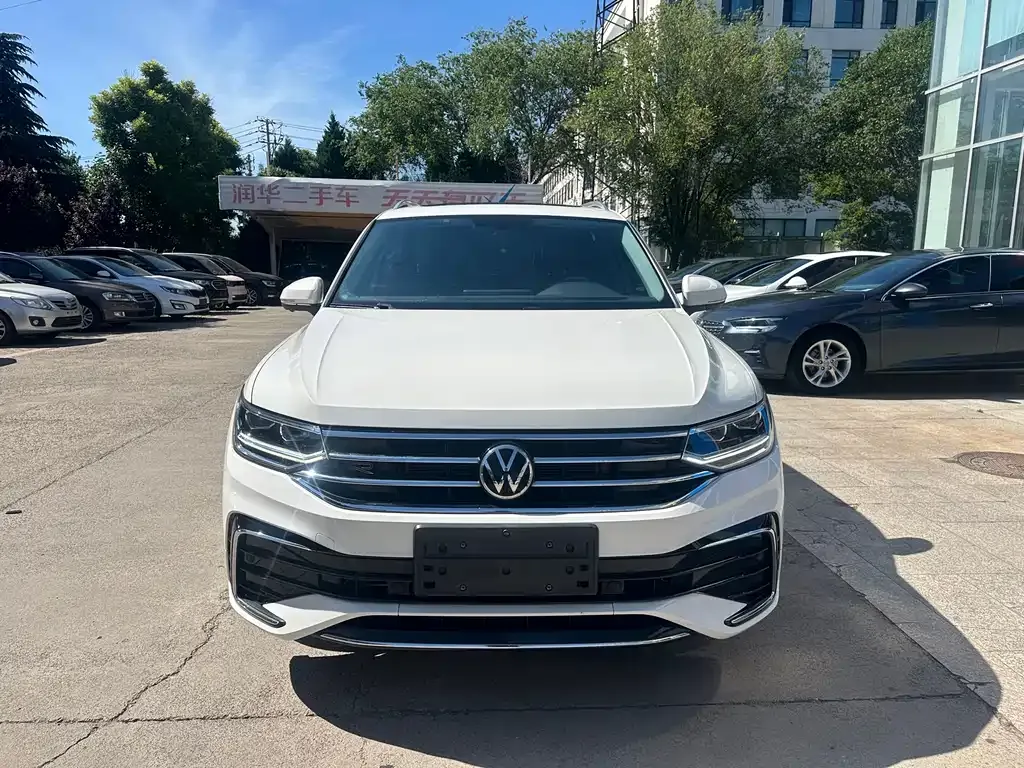 Volkswagen Tiguan L — фото 10