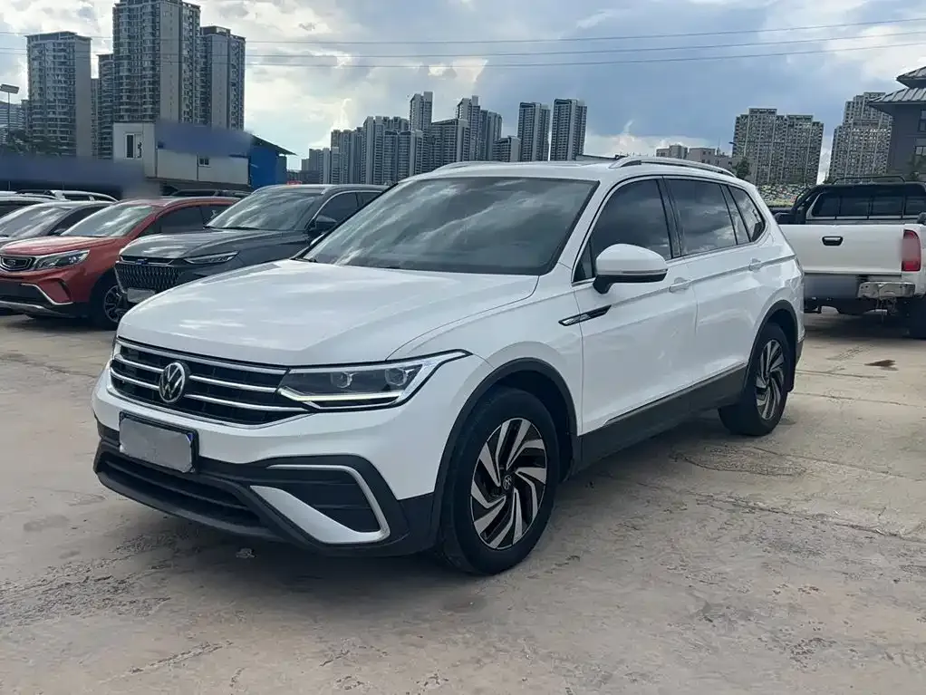 Volkswagen Tiguan L — фото 1