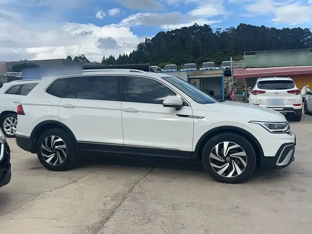 Volkswagen Tiguan L — фото 4