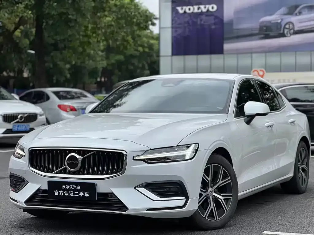 Volvo S60 — фото 1