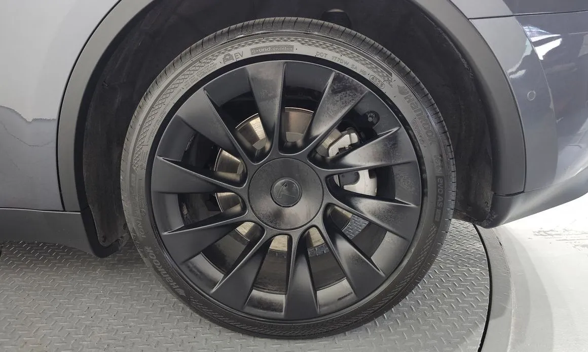 Tesla Model Y — фото 10