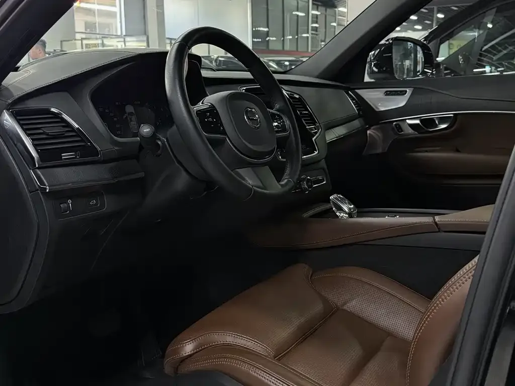 Volvo XC90 — фото 10