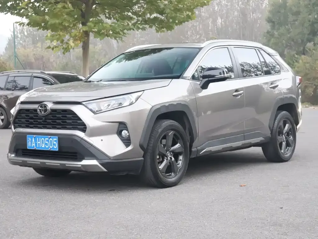 Toyota RAV4 — фото 1